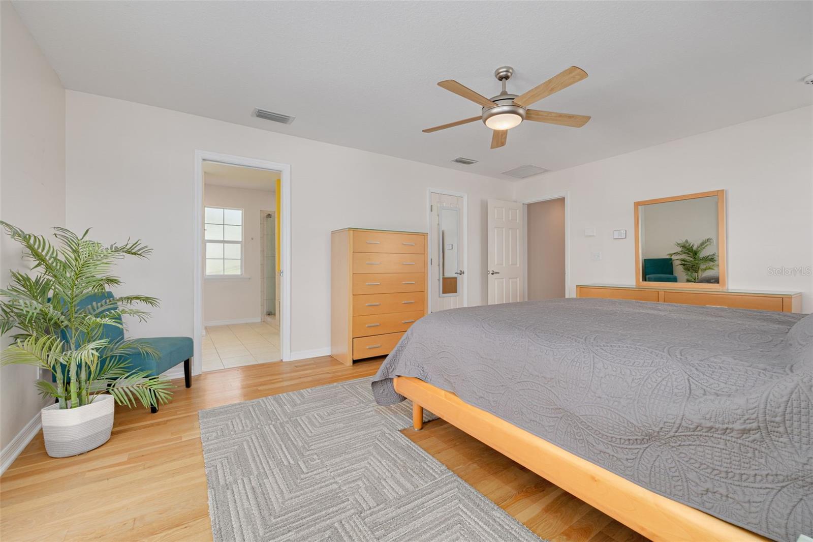Image 22 of 38 For 859 23rd Avenue N