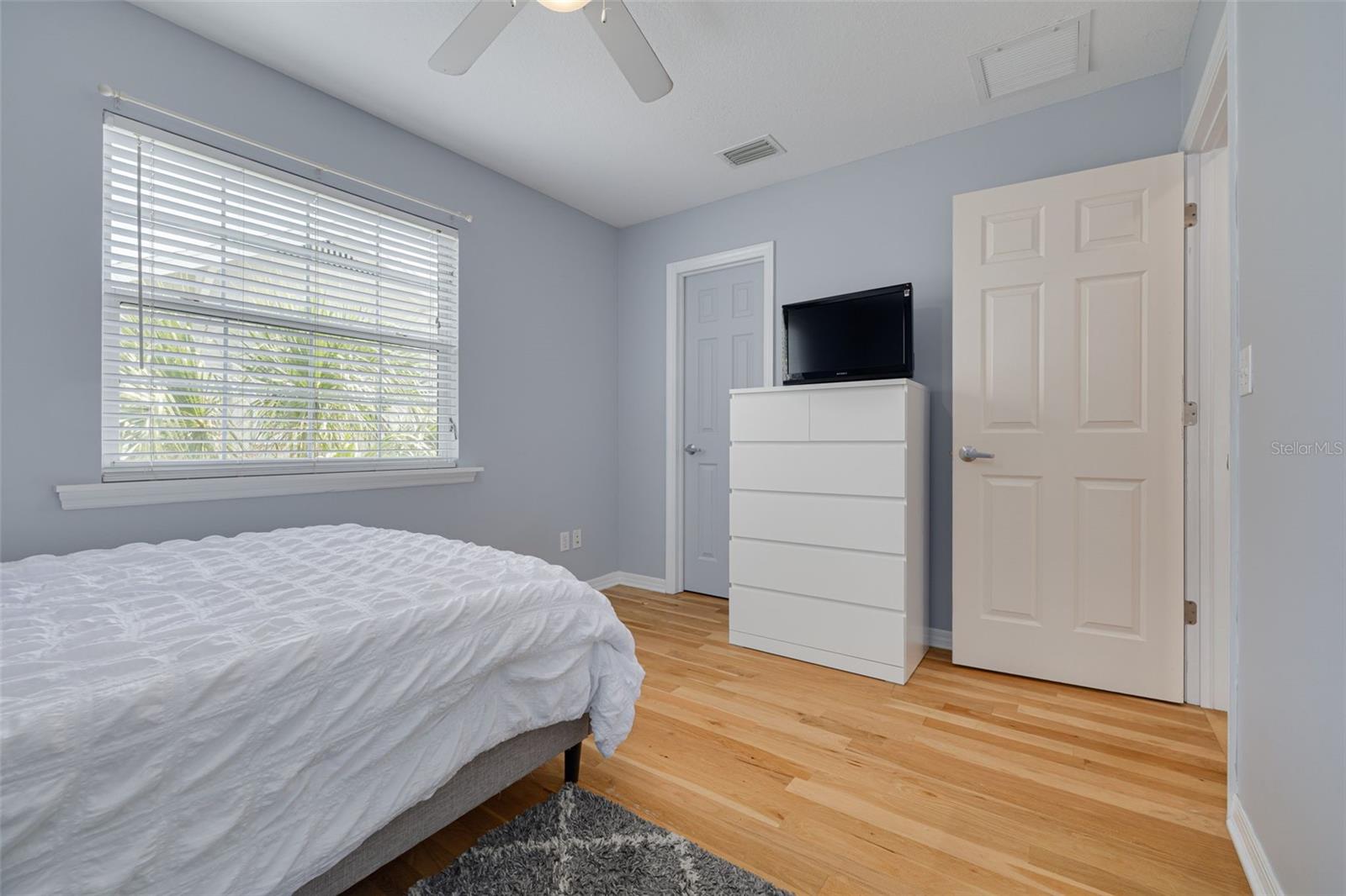 Image 27 of 38 For 859 23rd Avenue N