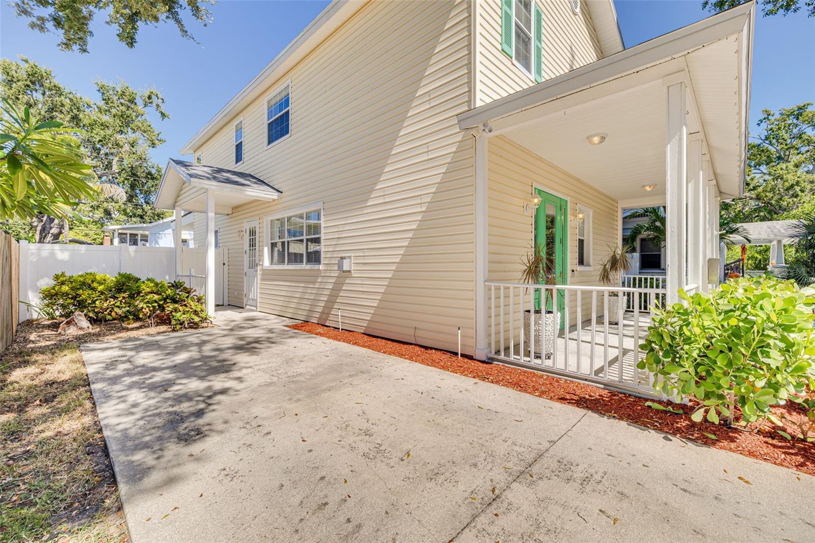 Image 3 of 38 For 859 23rd Avenue N