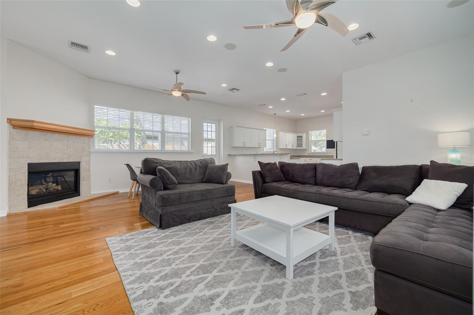 Image 5 of 38 For 859 23rd Avenue N