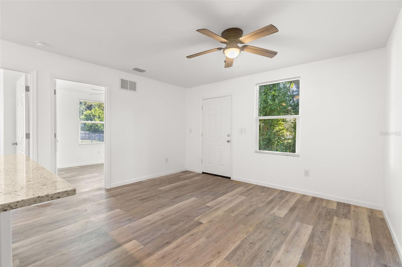Listing photo id 4 for 3723 Temple Street