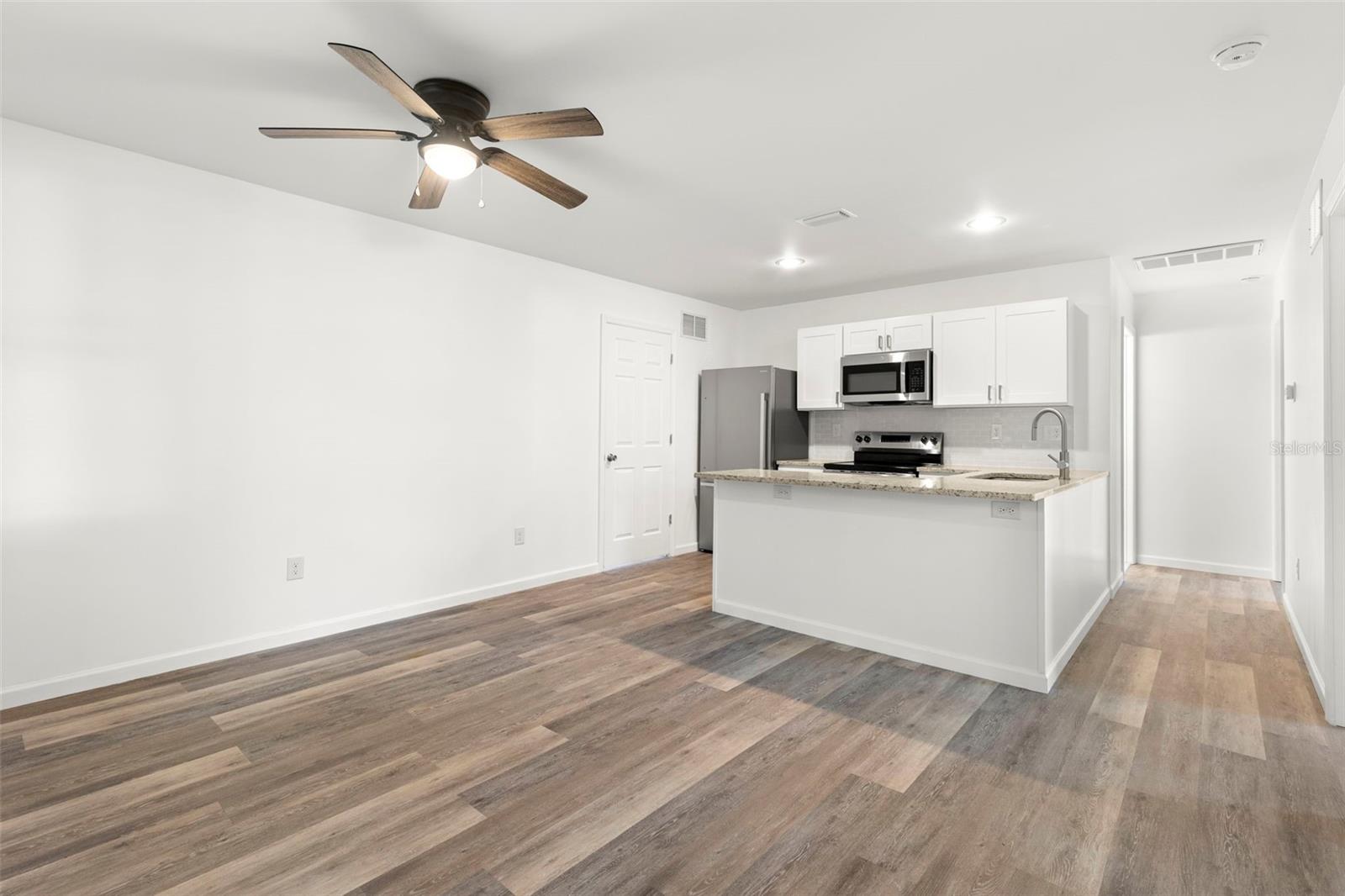 Listing photo id 5 for 3723 Temple Street