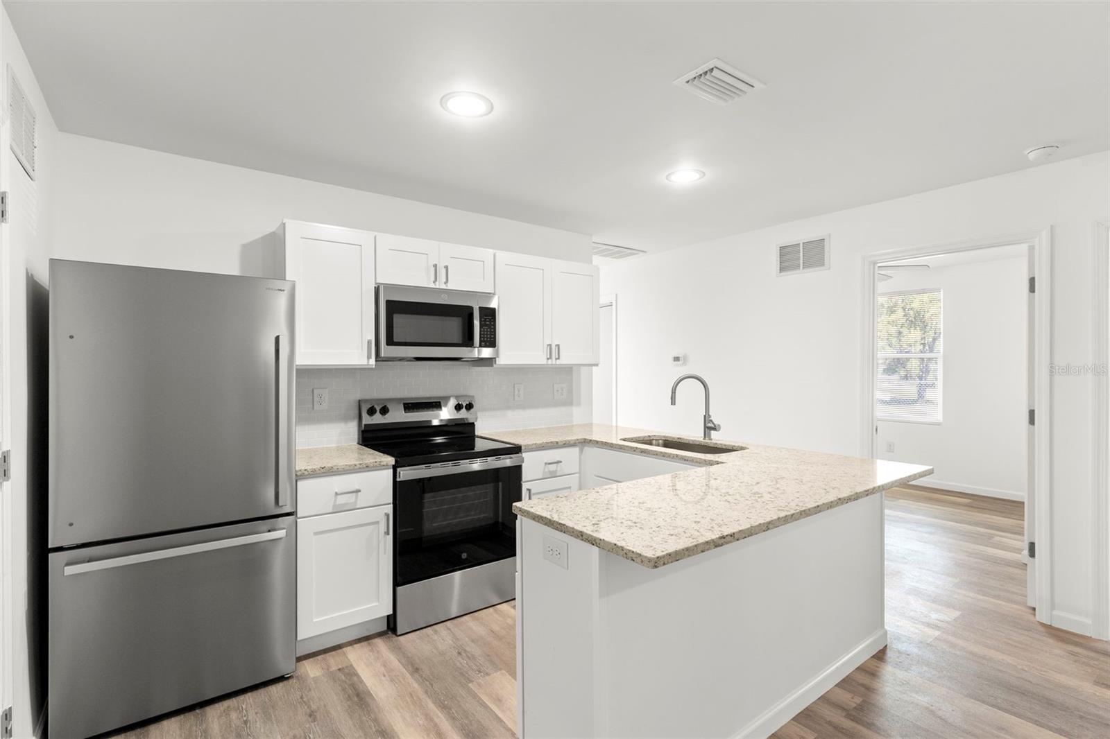 Listing photo id 6 for 3723 Temple Street