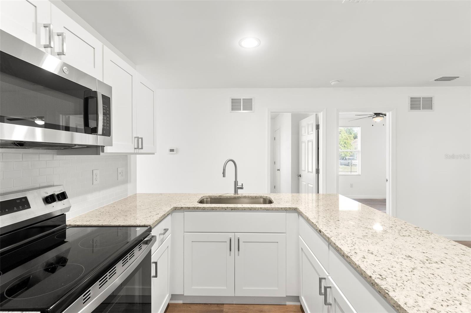 Listing photo id 7 for 3723 Temple Street