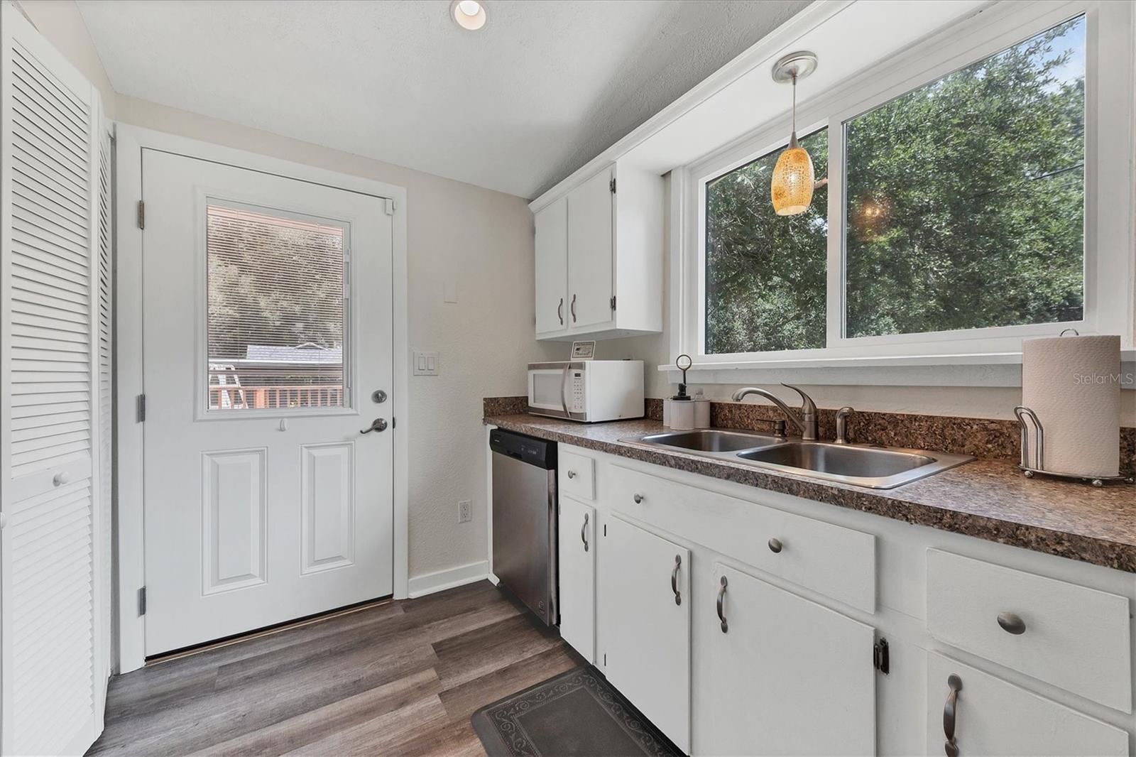 Image 11 of 32 For 900 Beverly Avenue