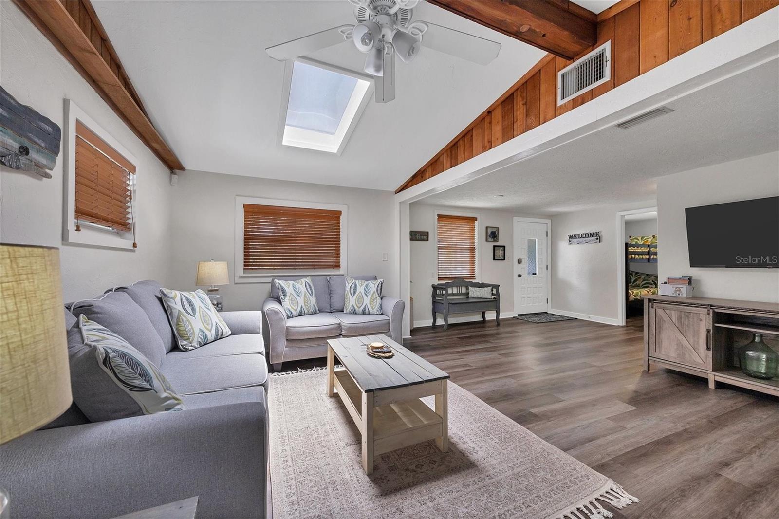 Image 4 of 32 For 900 Beverly Avenue