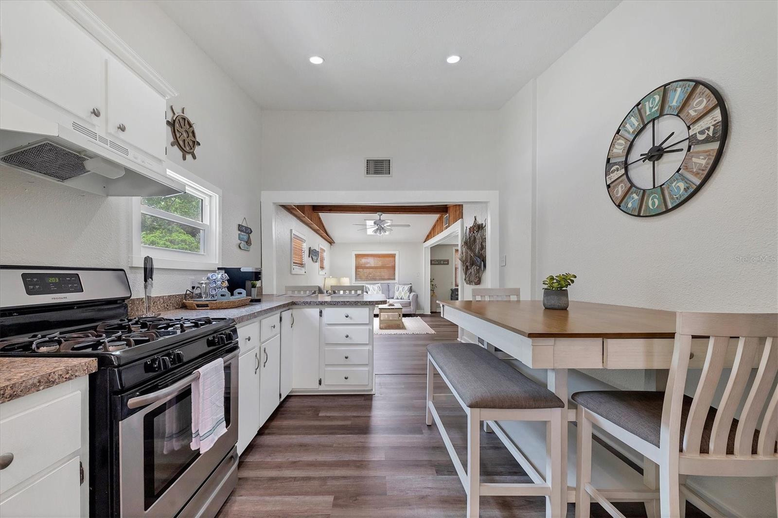 Image 9 of 32 For 900 Beverly Avenue