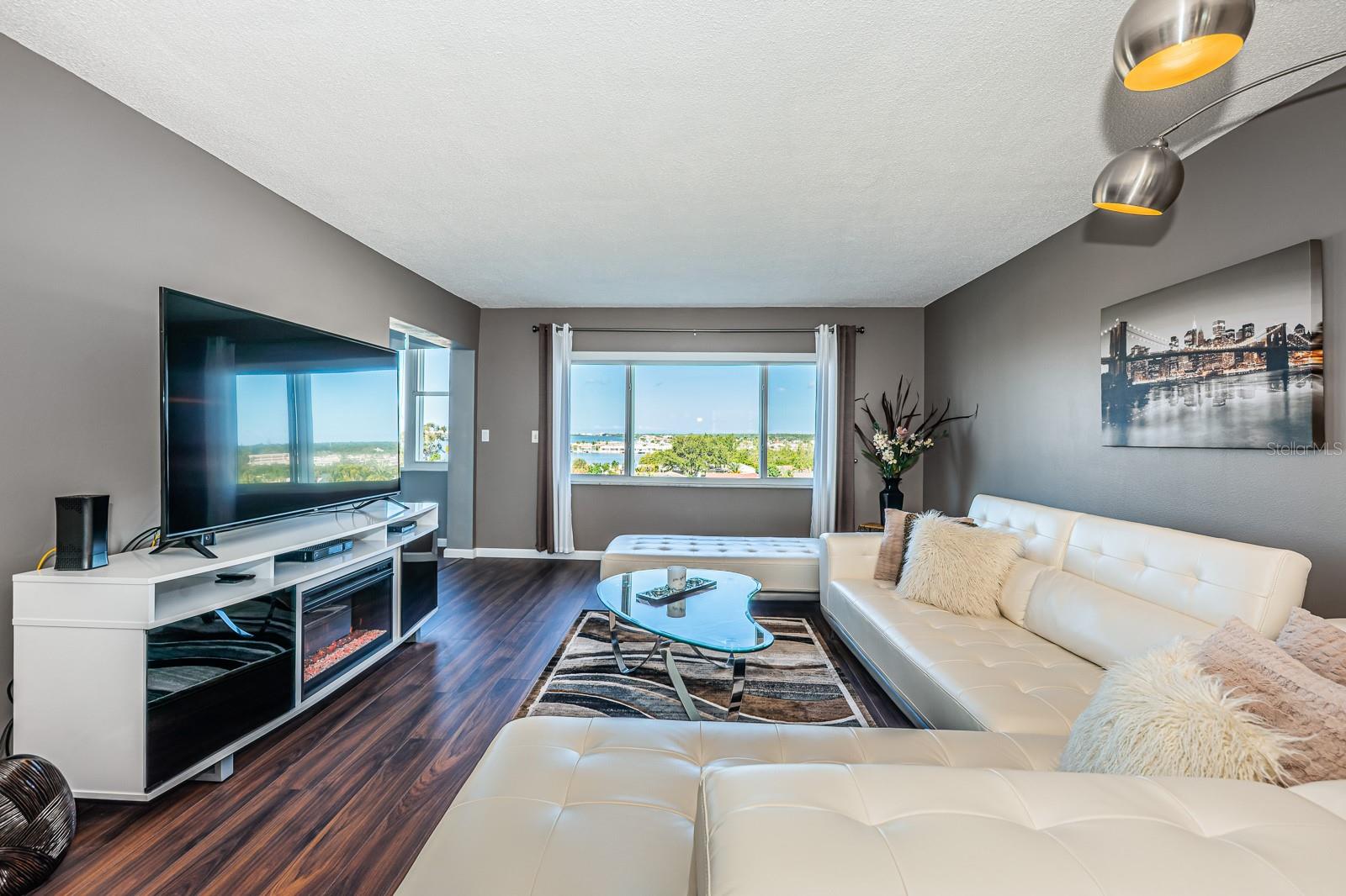 Image 14 of 54 For 4725 Cove Circle 604