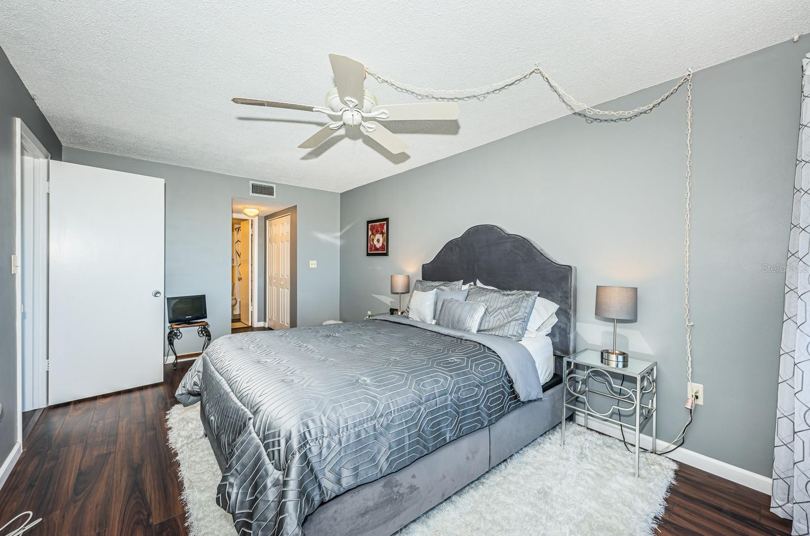 Image 31 of 54 For 4725 Cove Circle 604