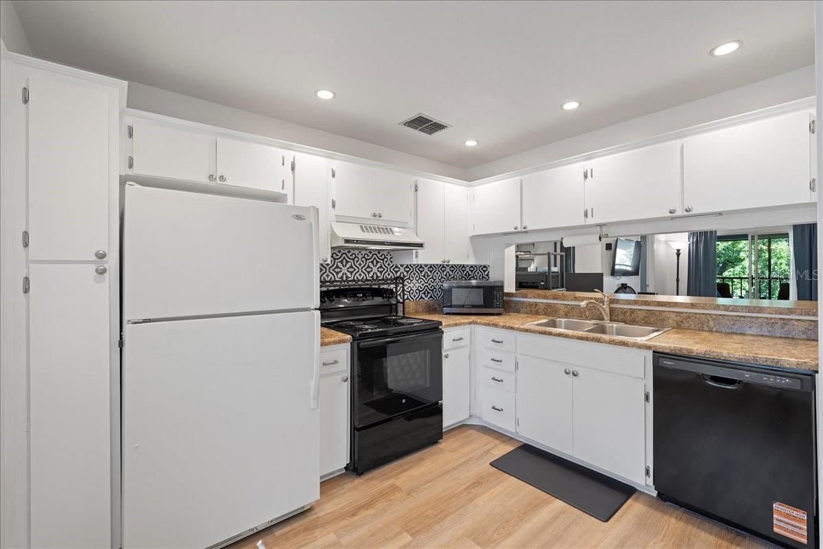 Image 3 of 65 For 5265 Bay Drive 622