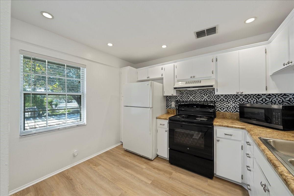 Image 6 of 65 For 5265 Bay Drive 622