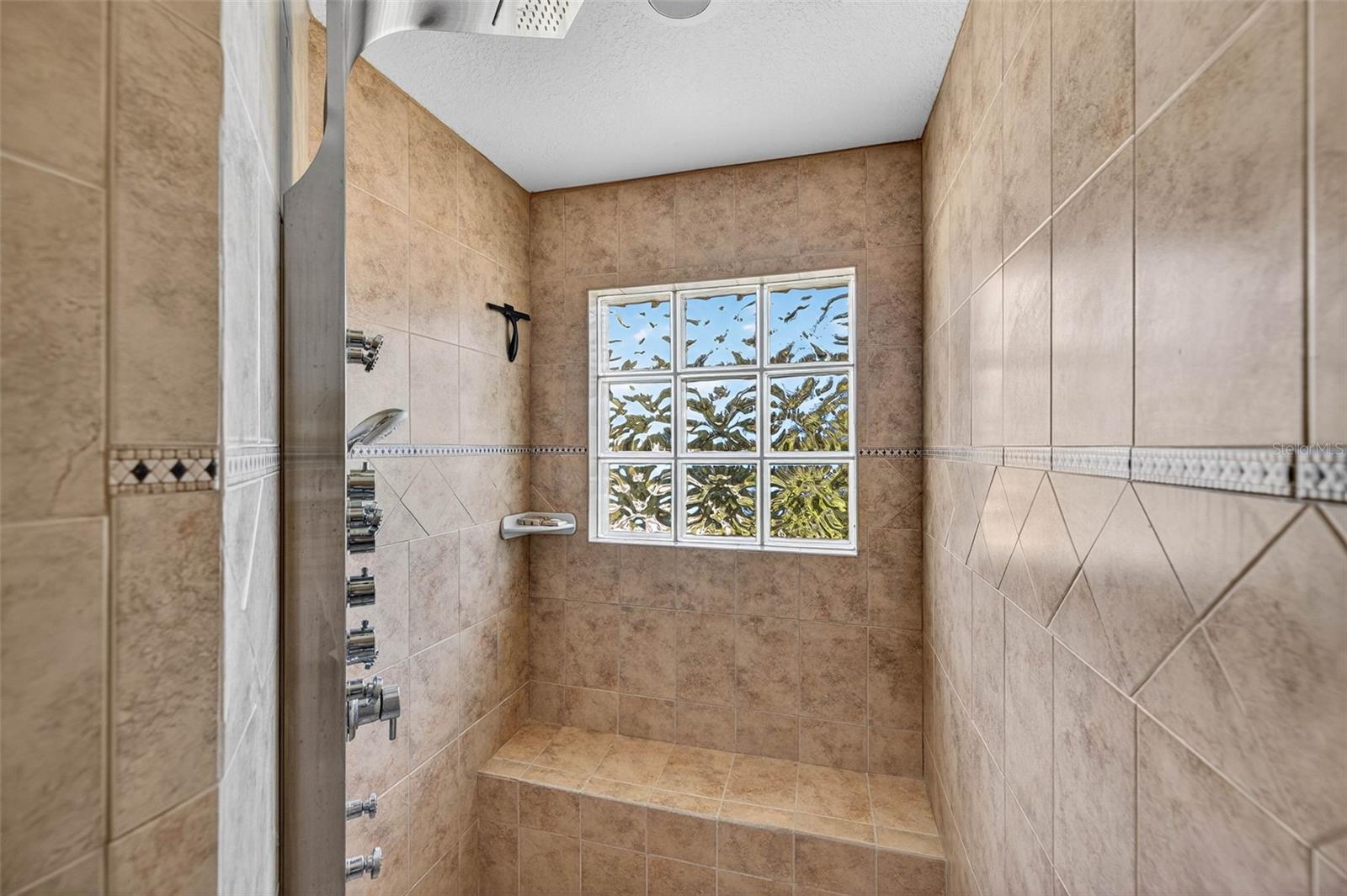 Listing photo id 9 for 783 Placido Way Ne