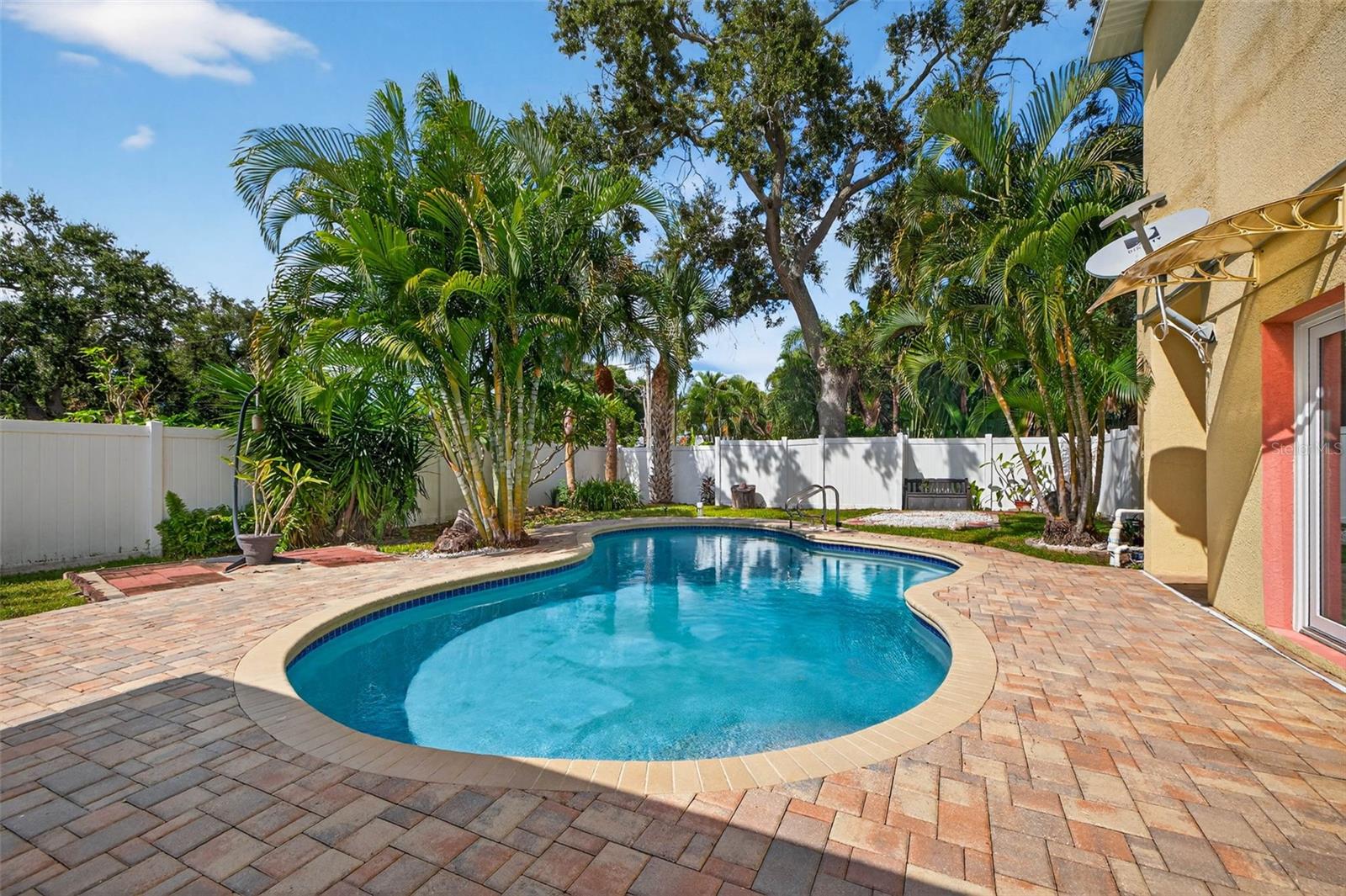 Listing photo id 2 for 783 Placido Way Ne