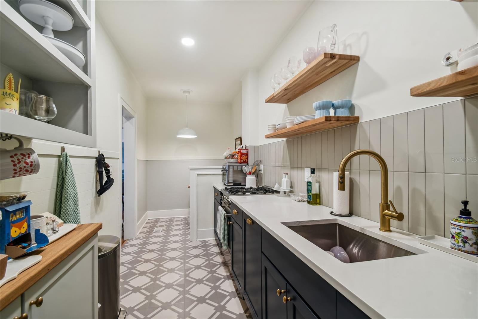 Image 18 of 33 For 2111 Southview Avenue A