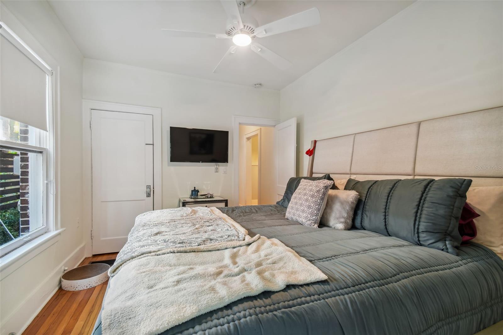 Image 23 of 33 For 2111 Southview Avenue A