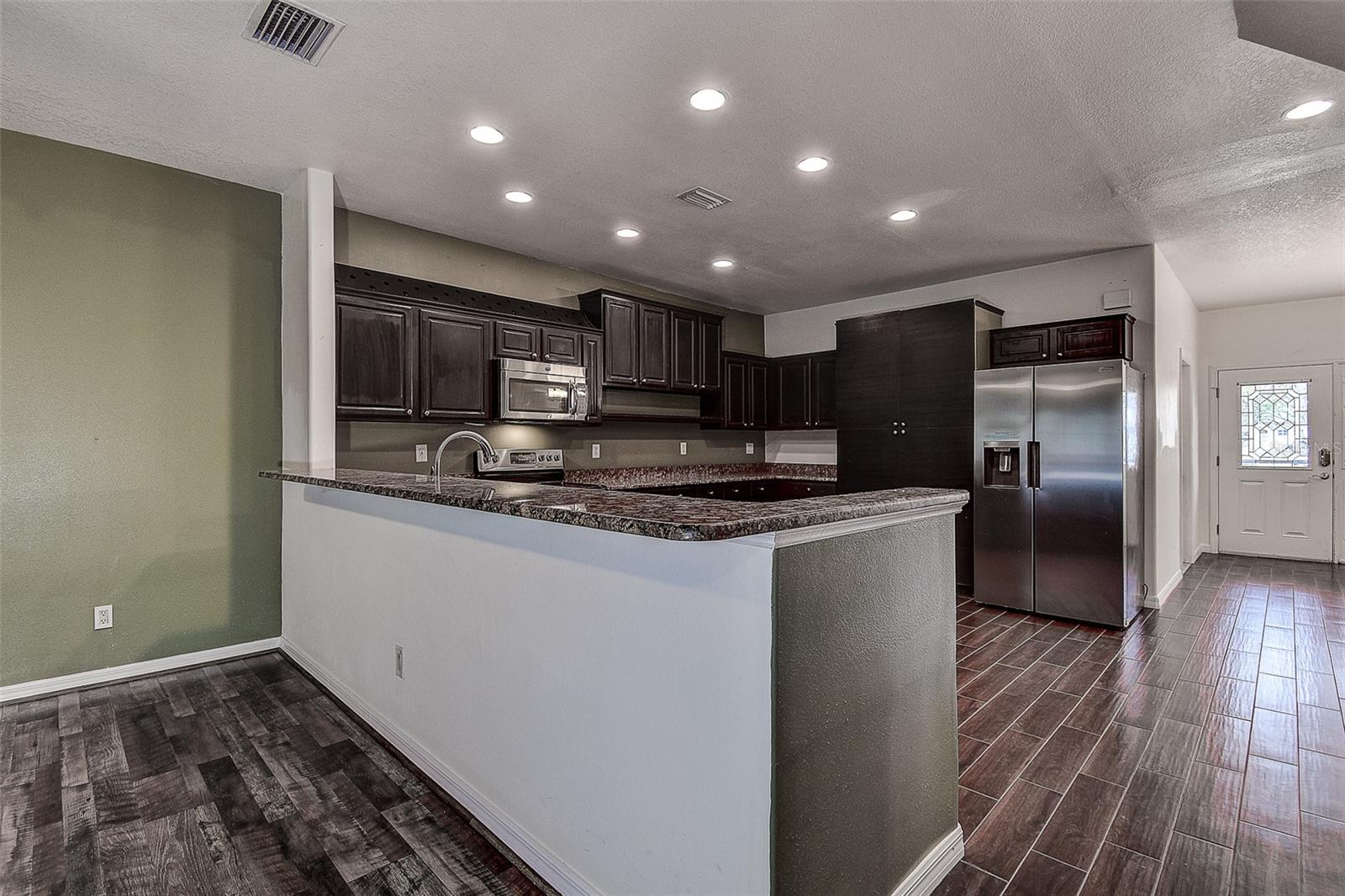 Image 14 of 41 For 914 Woodbridge Court