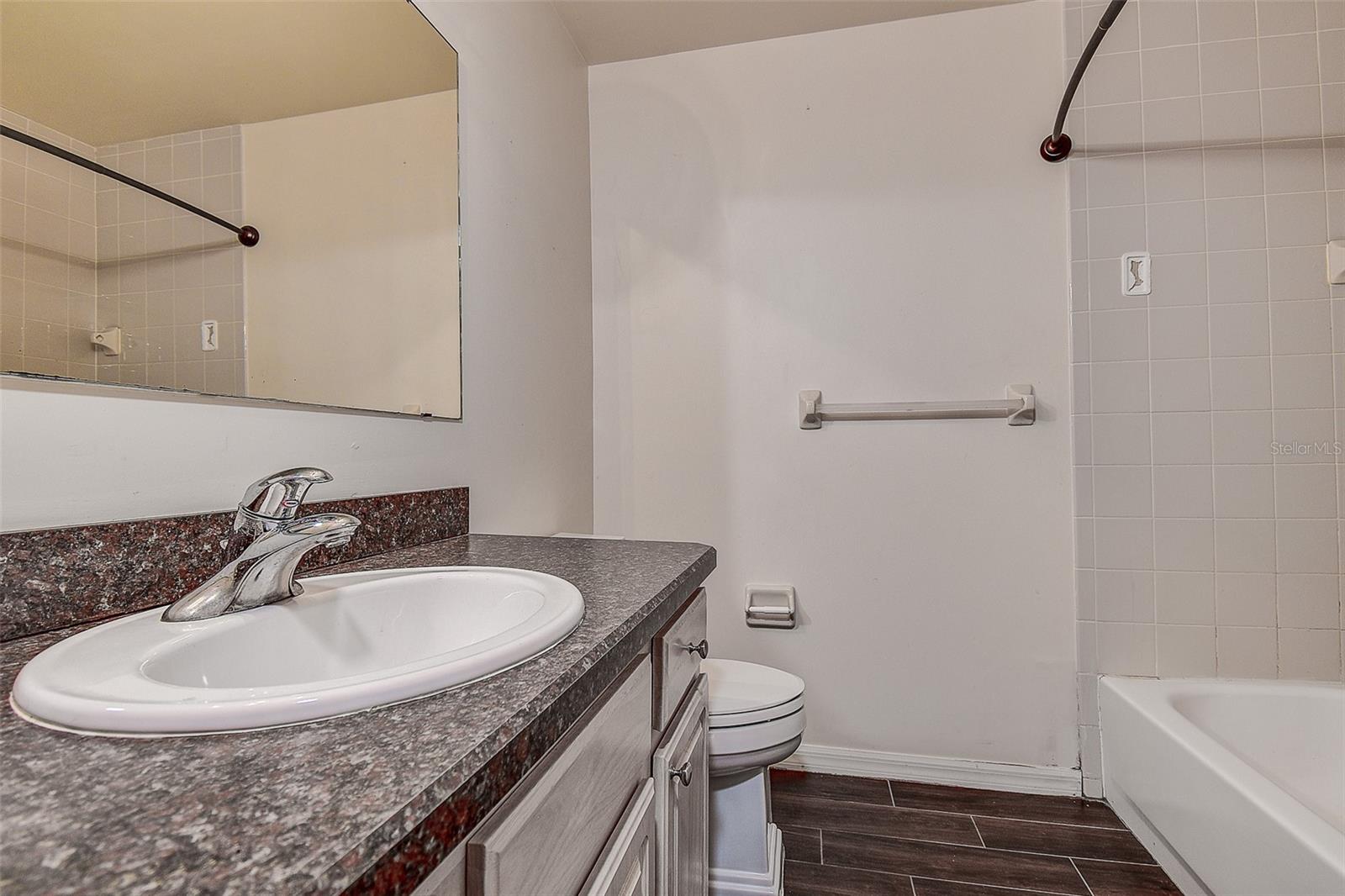 Image 22 of 41 For 914 Woodbridge Court