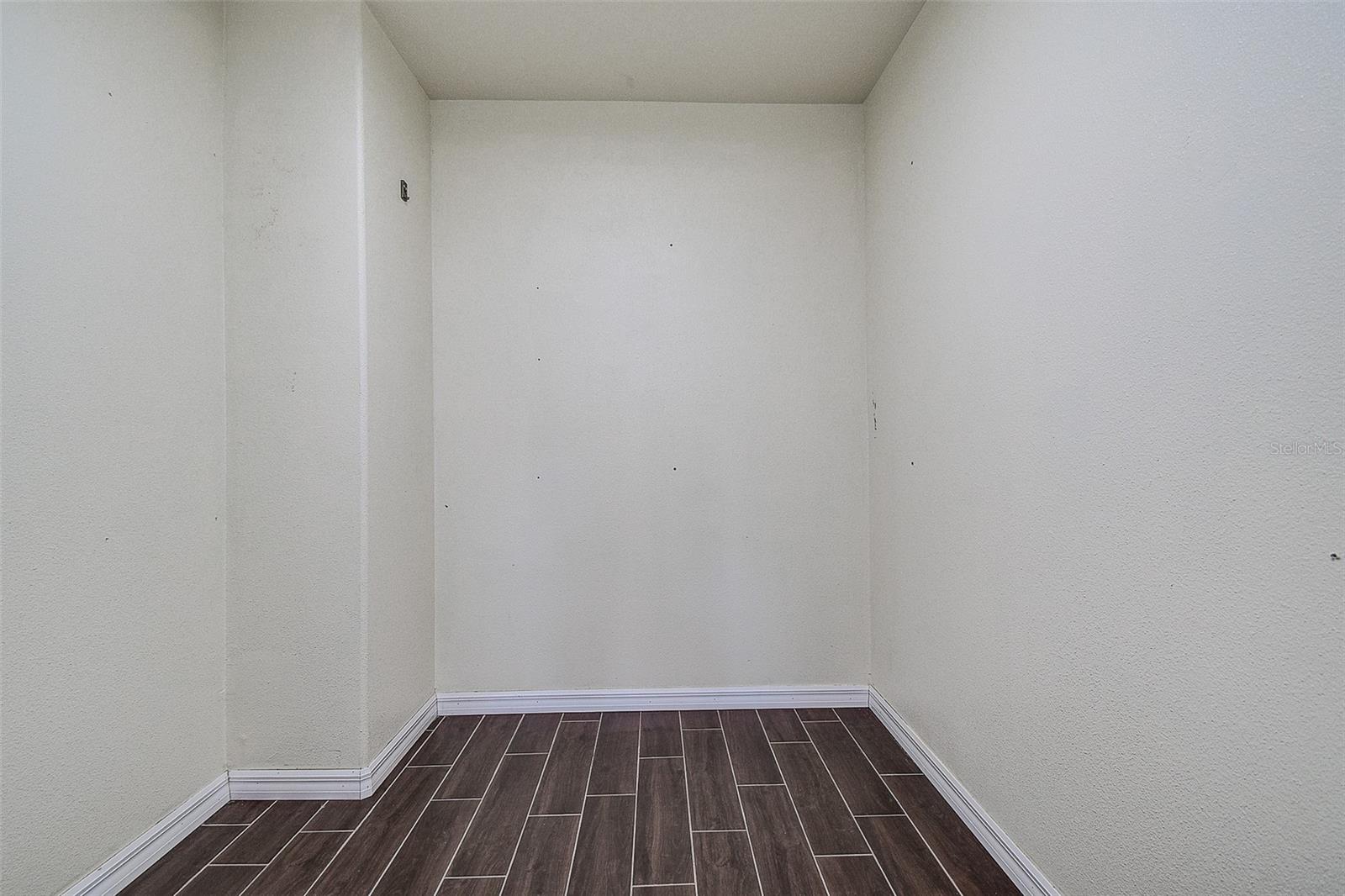 Image 25 of 41 For 914 Woodbridge Court