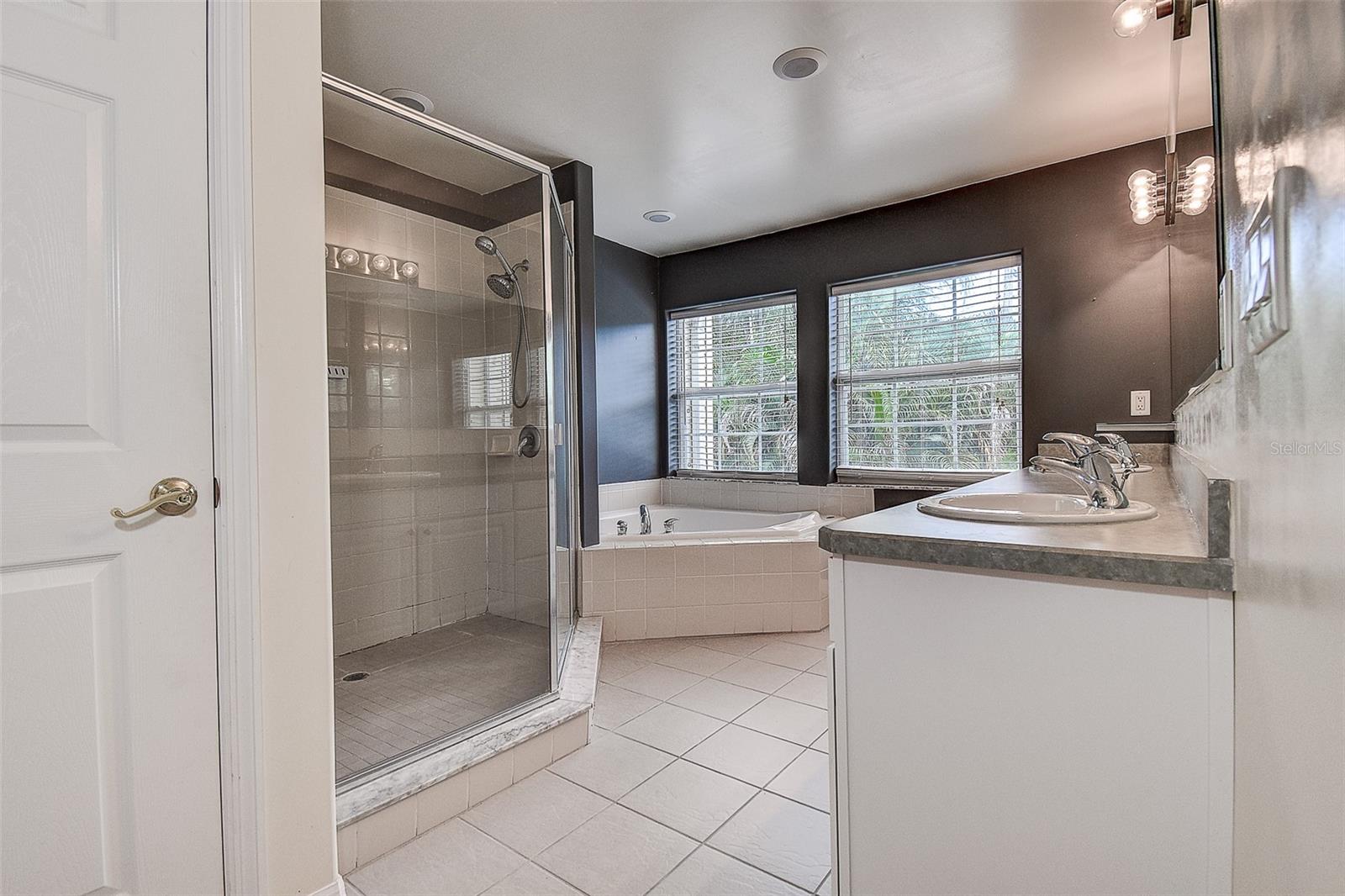 Image 26 of 41 For 914 Woodbridge Court