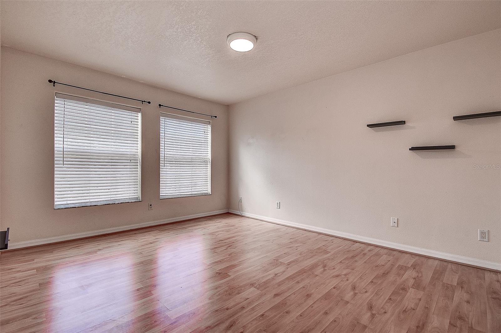 Image 31 of 41 For 914 Woodbridge Court