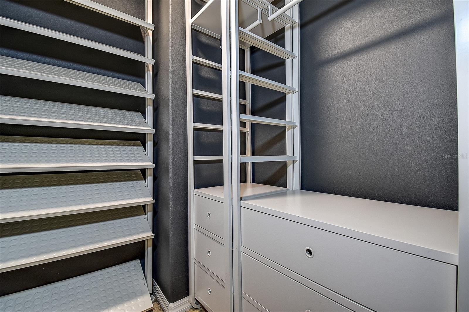 Image 33 of 41 For 914 Woodbridge Court