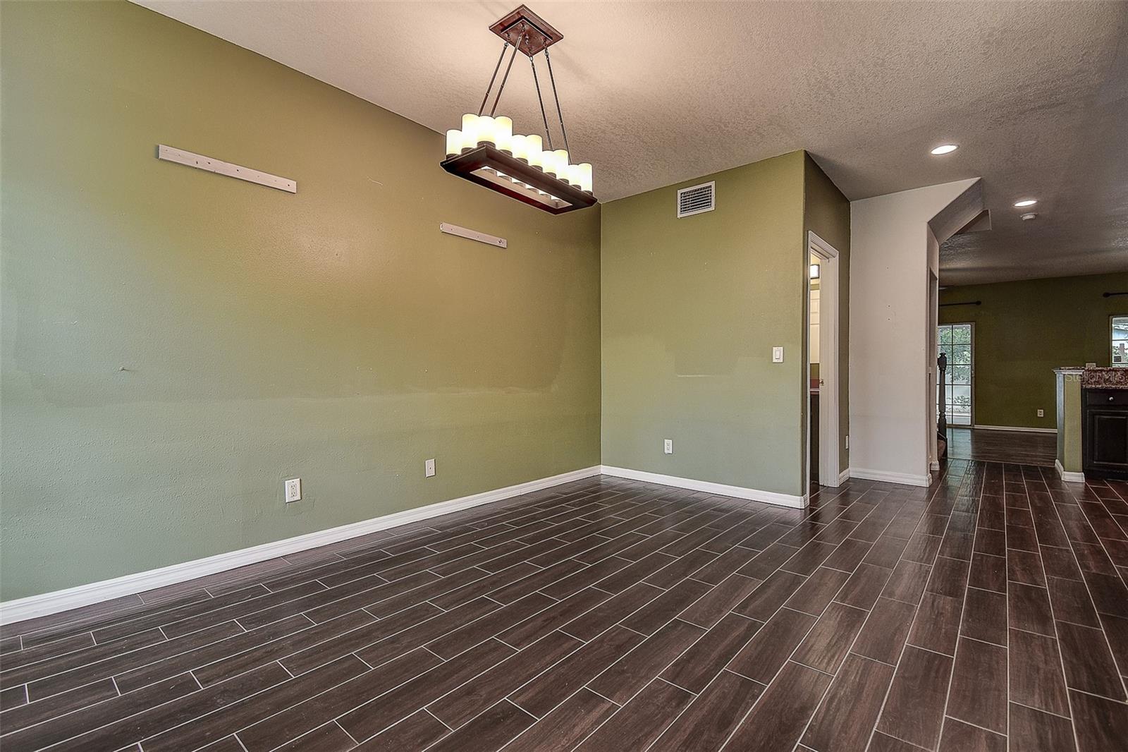 Image 5 of 41 For 914 Woodbridge Court