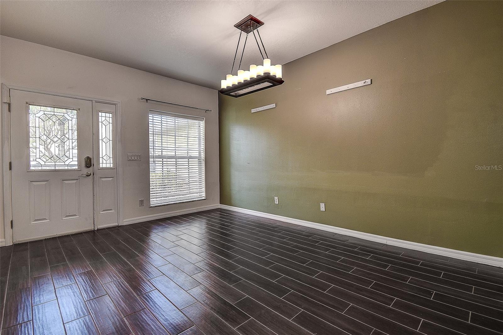 Image 7 of 41 For 914 Woodbridge Court