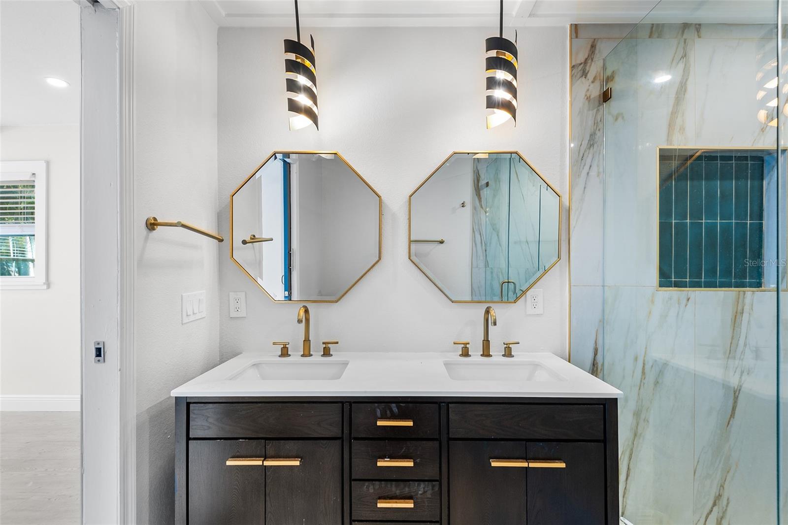 Image 16 of 37 For 810 22nd Street N