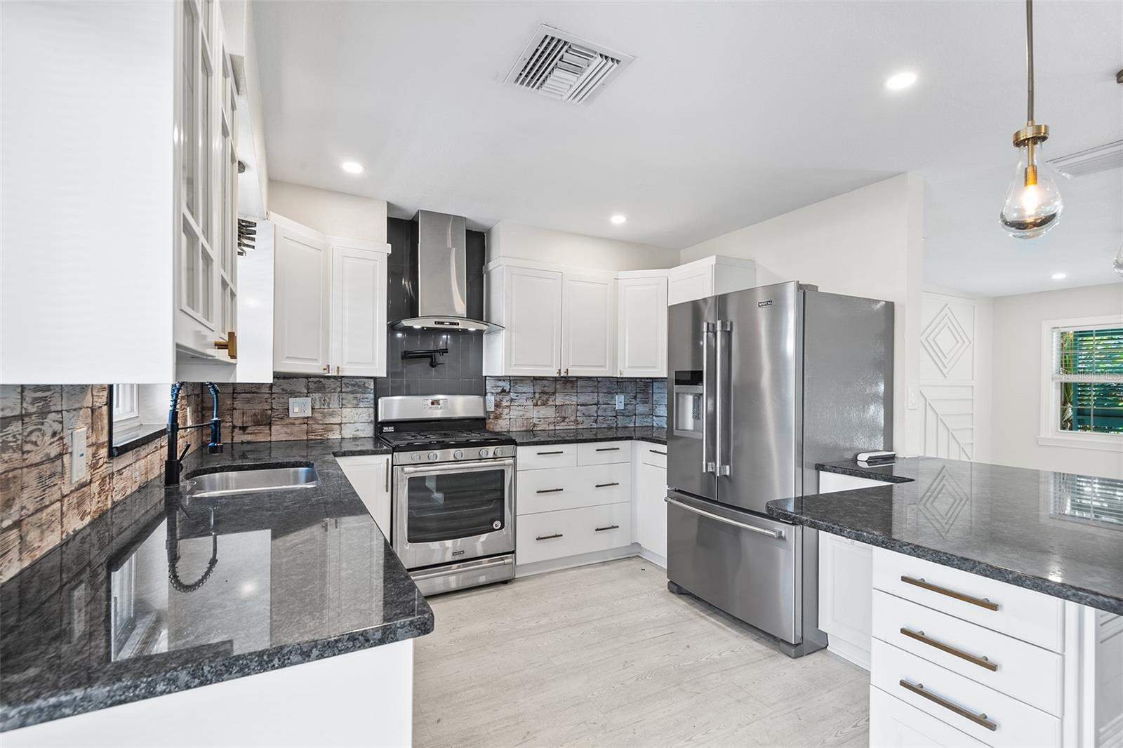 Image 9 of 37 For 810 22nd Street N