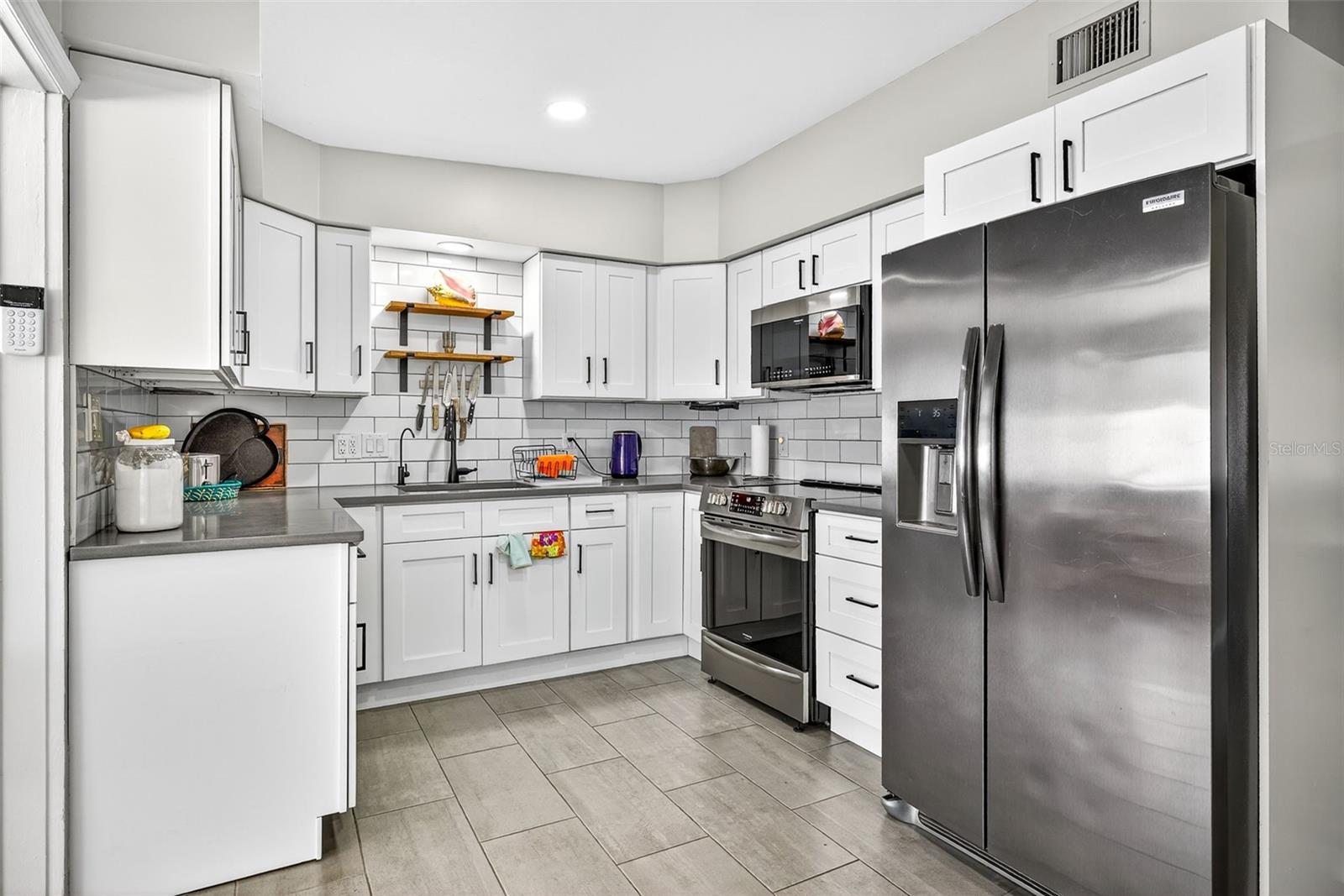 Listing photo id 9 for 1591 Scott Street