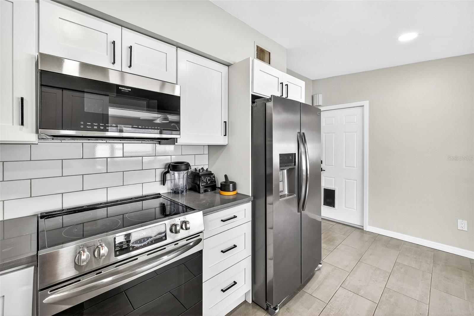 Listing photo id 10 for 1591 Scott Street