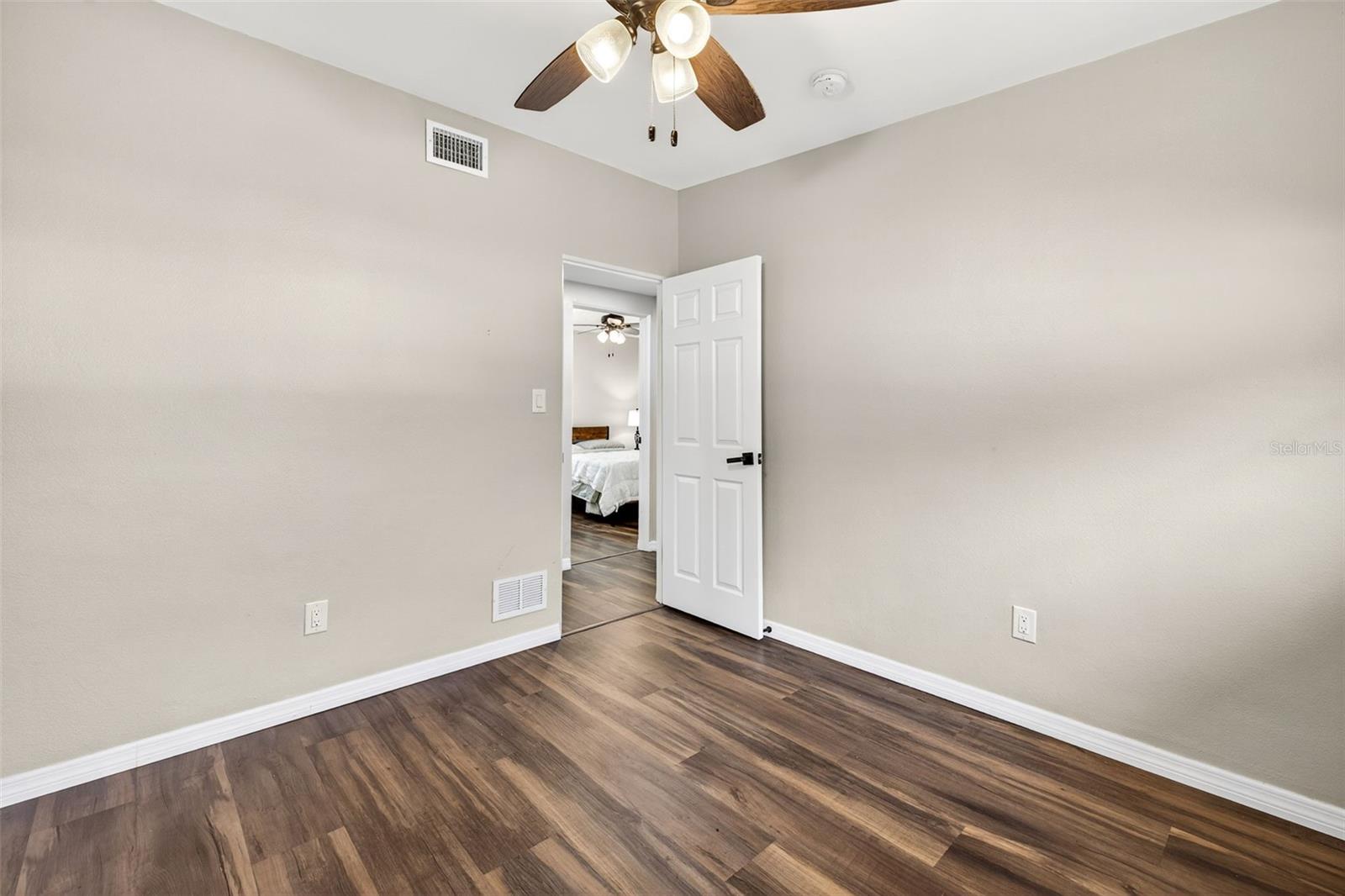 Listing photo id 17 for 1591 Scott Street