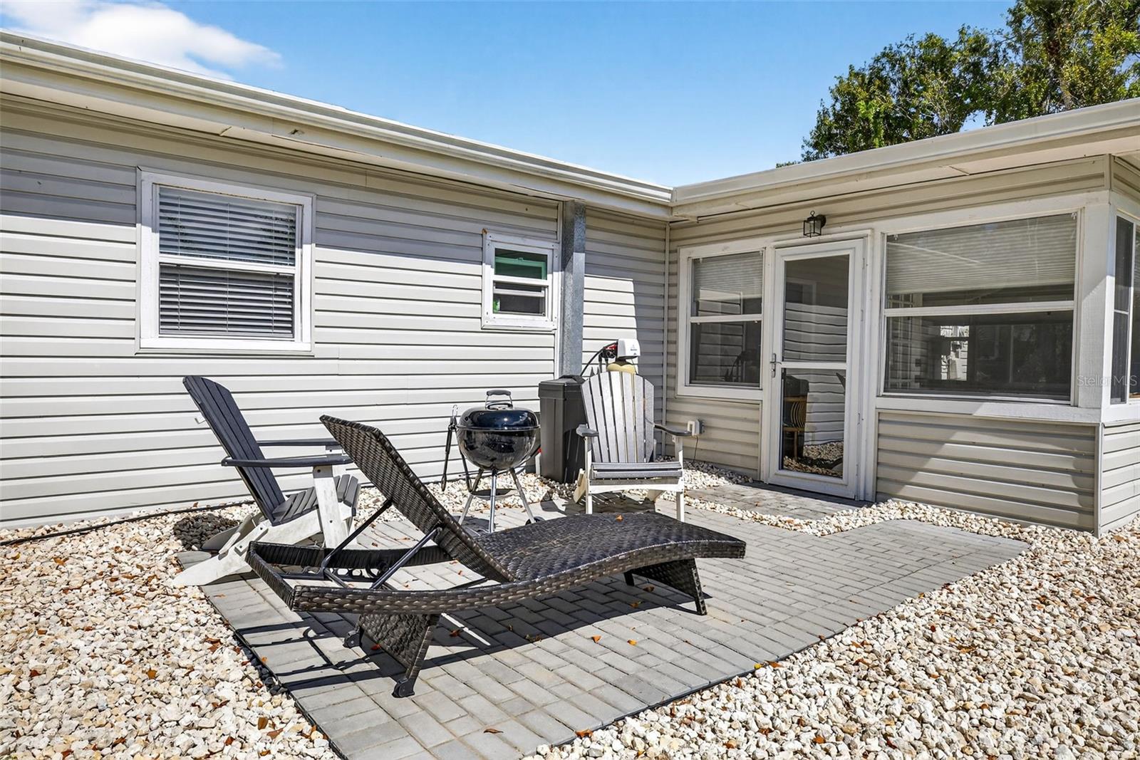 Listing photo id 26 for 1591 Scott Street