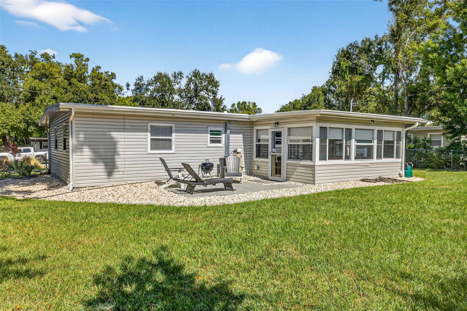 Listing photo id 27 for 1591 Scott Street