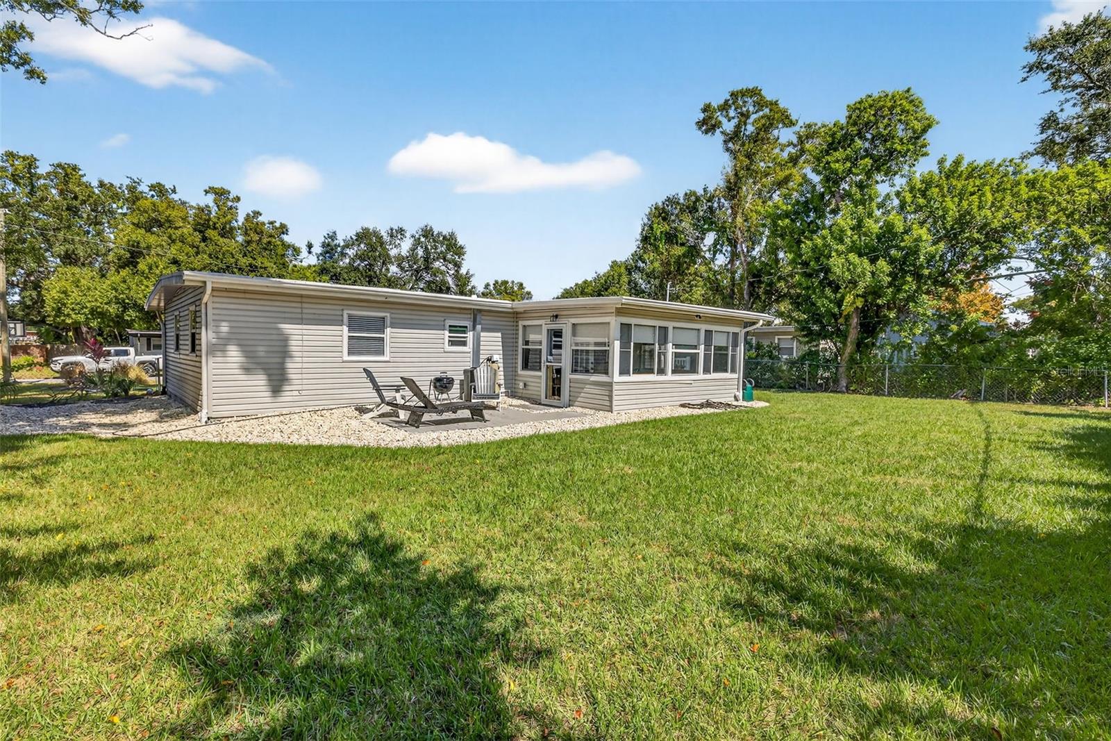 Listing photo id 28 for 1591 Scott Street