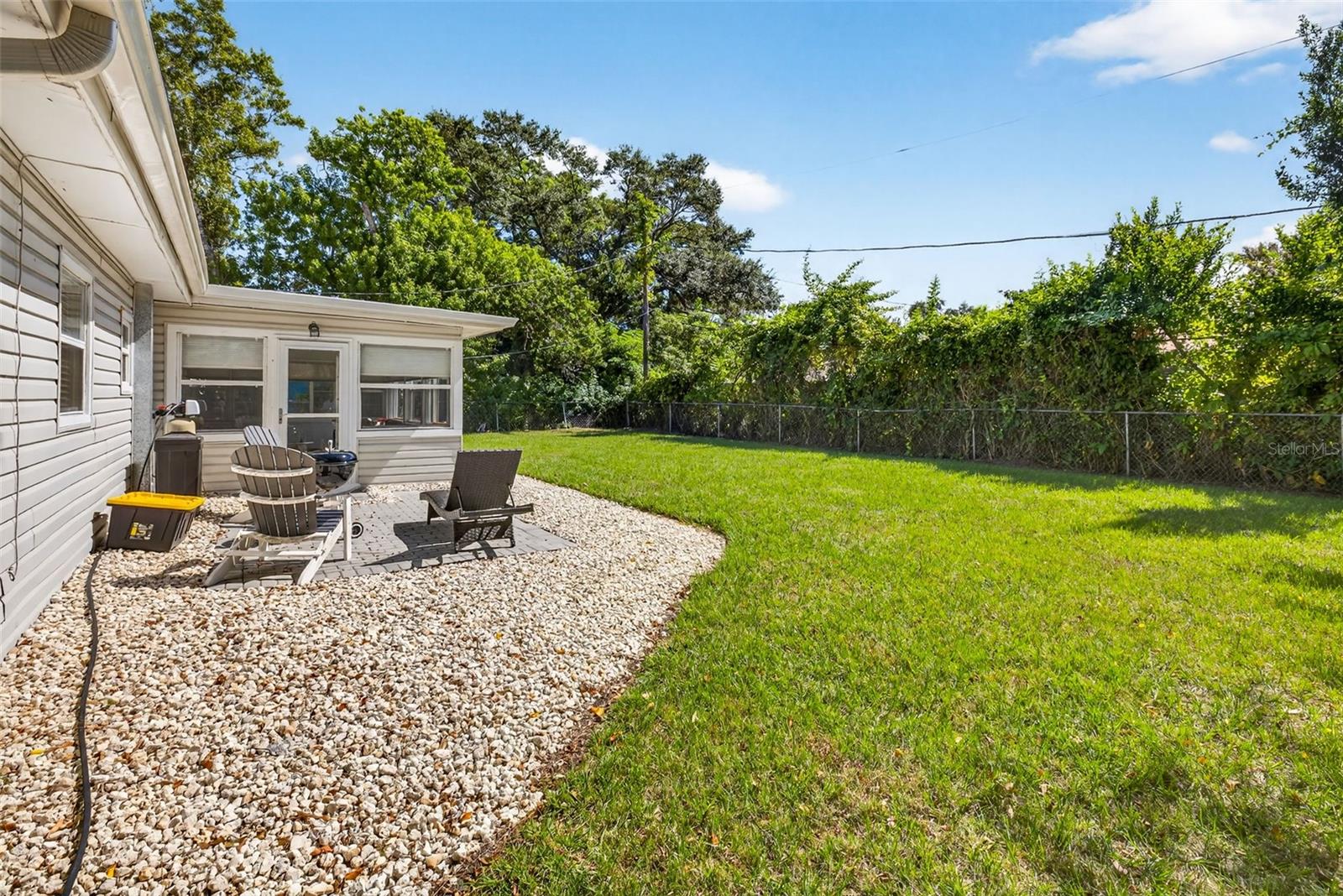 Listing photo id 29 for 1591 Scott Street
