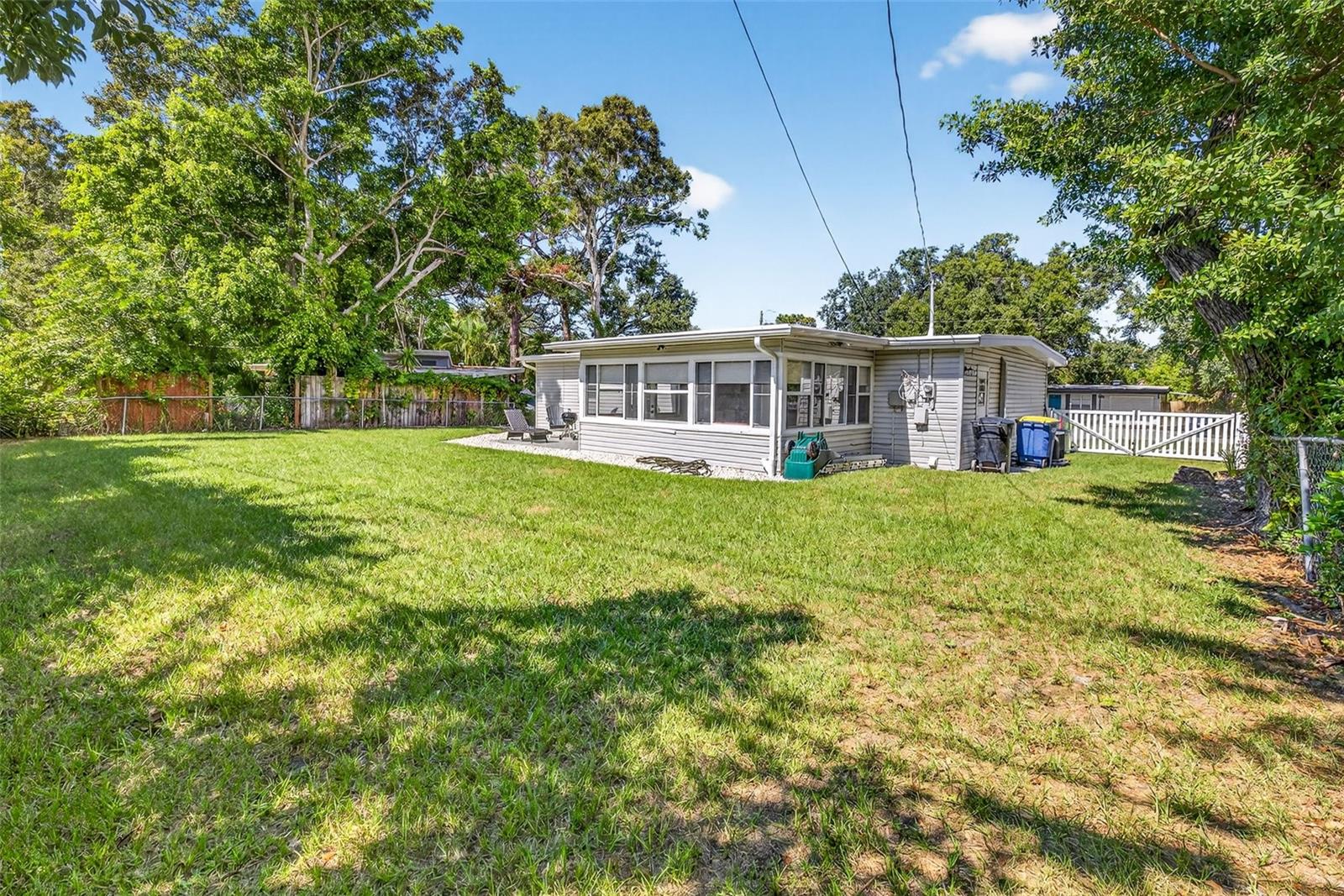 Listing photo id 31 for 1591 Scott Street