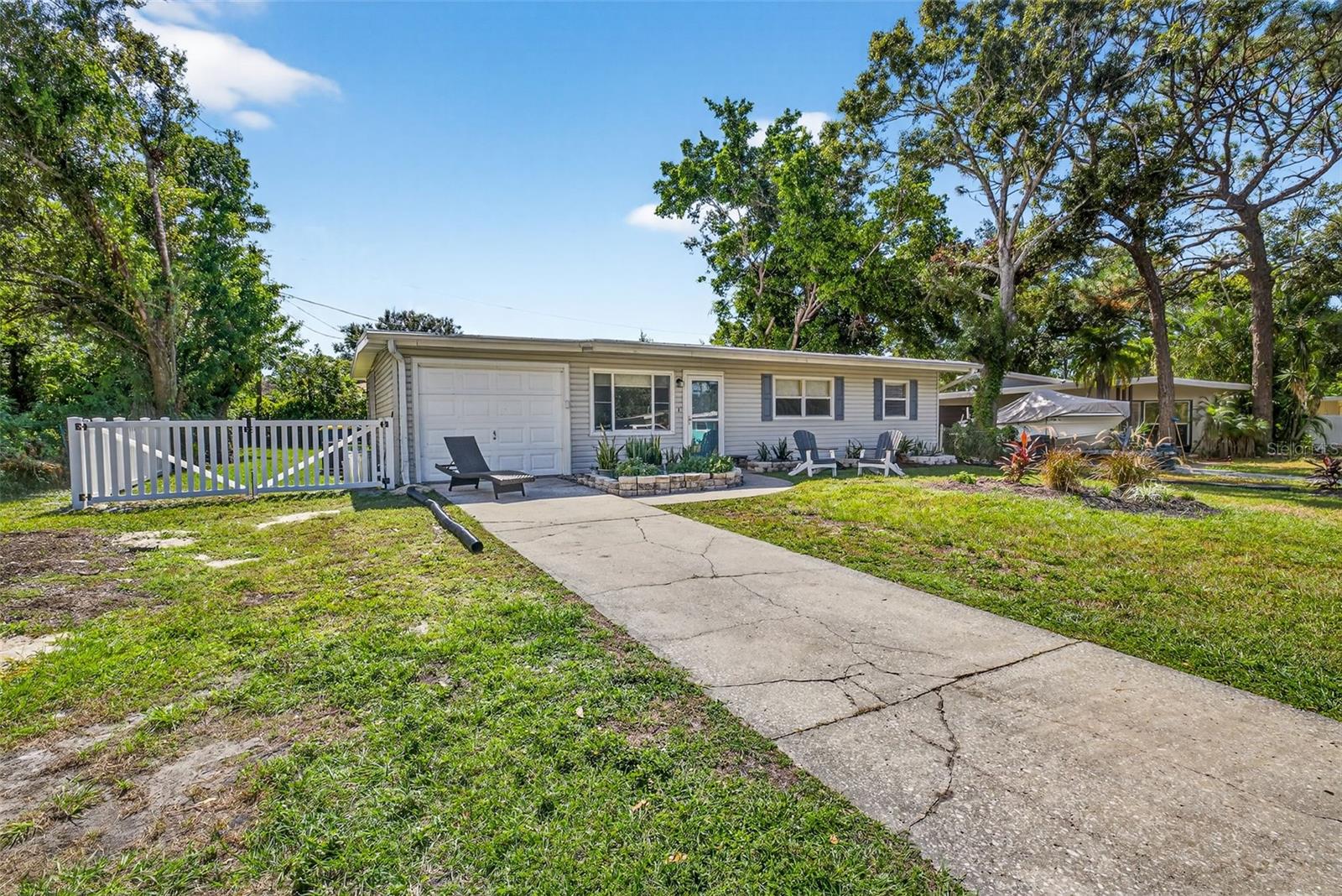 Listing photo id 32 for 1591 Scott Street