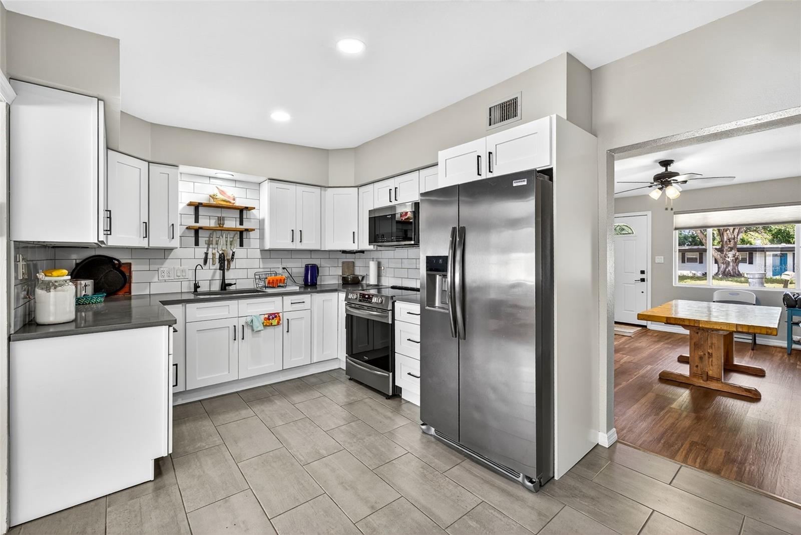 Listing photo id 7 for 1591 Scott Street