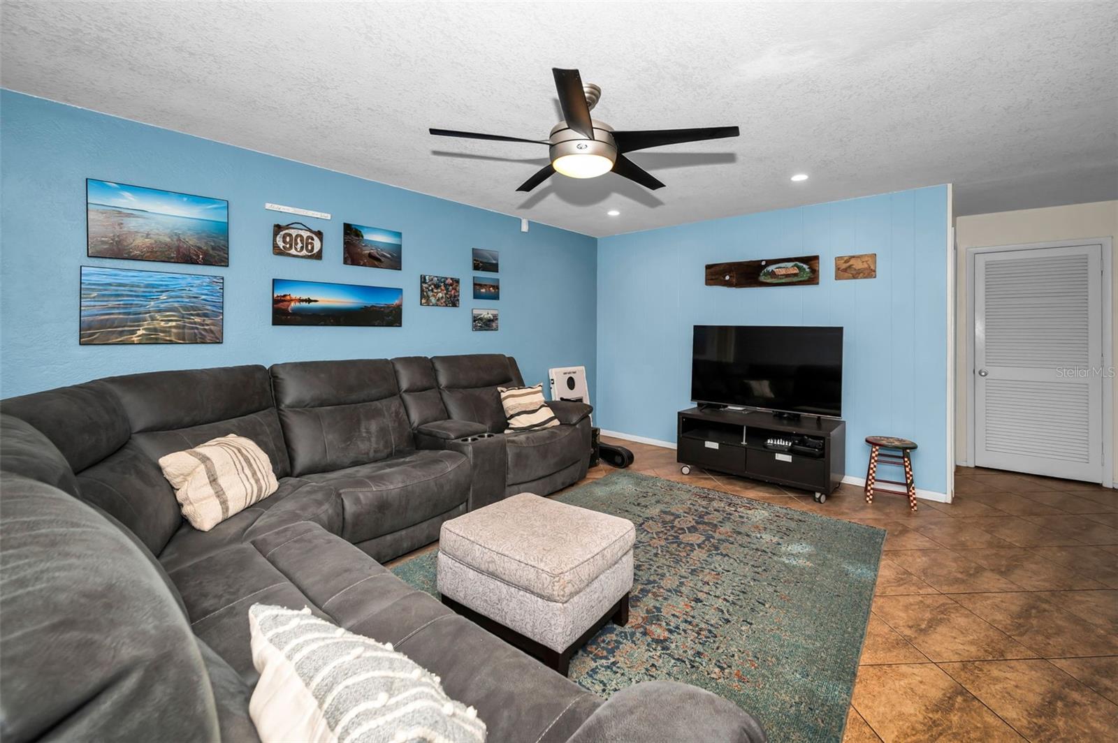 Listing photo id 12 for 4201 46th Avenue S