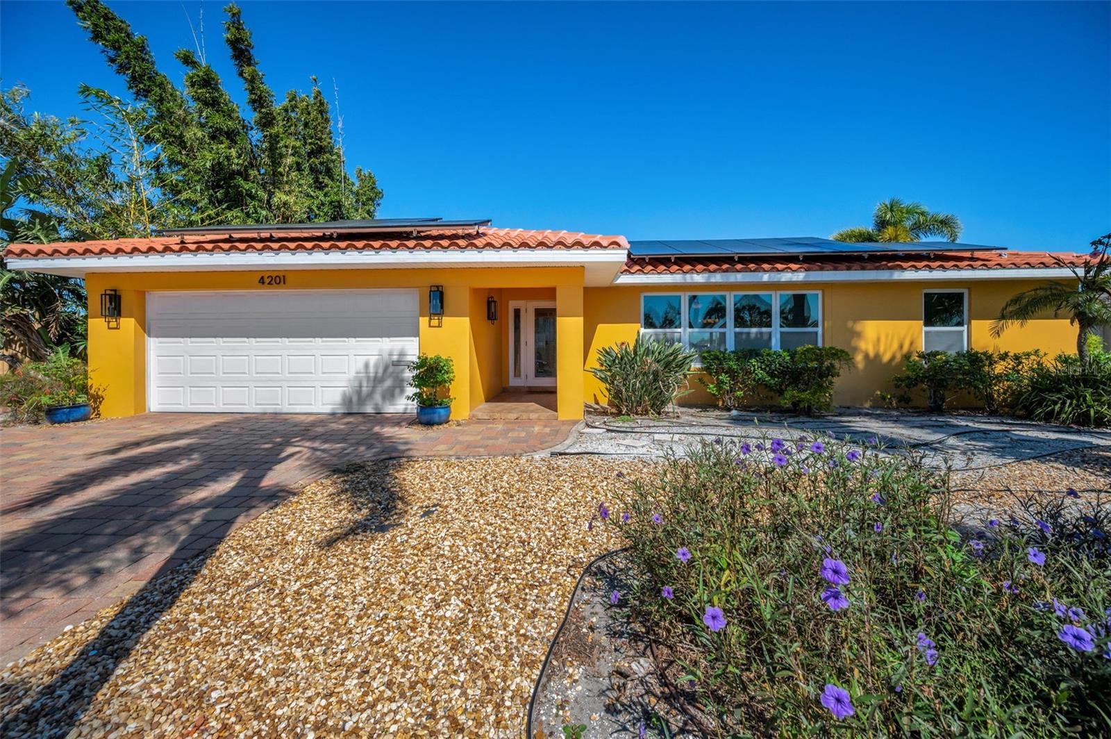 Listing photo id 0 for 4201 46th Avenue S