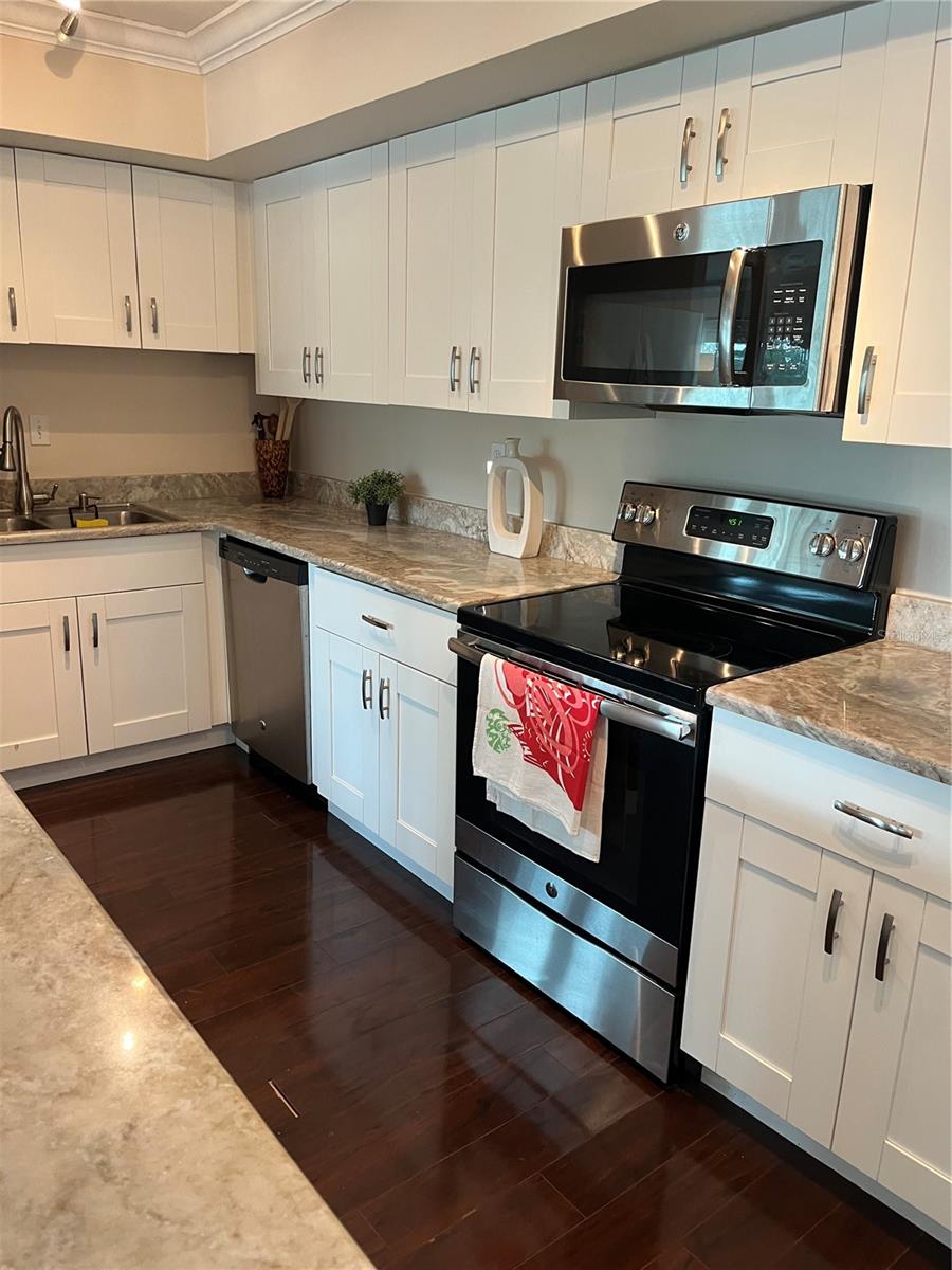 Image 10 of 30 For 2401 Bayshore Boulevard 302
