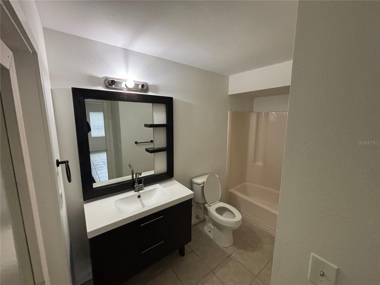 Image 12 of 16 For 450 Elmwood Point