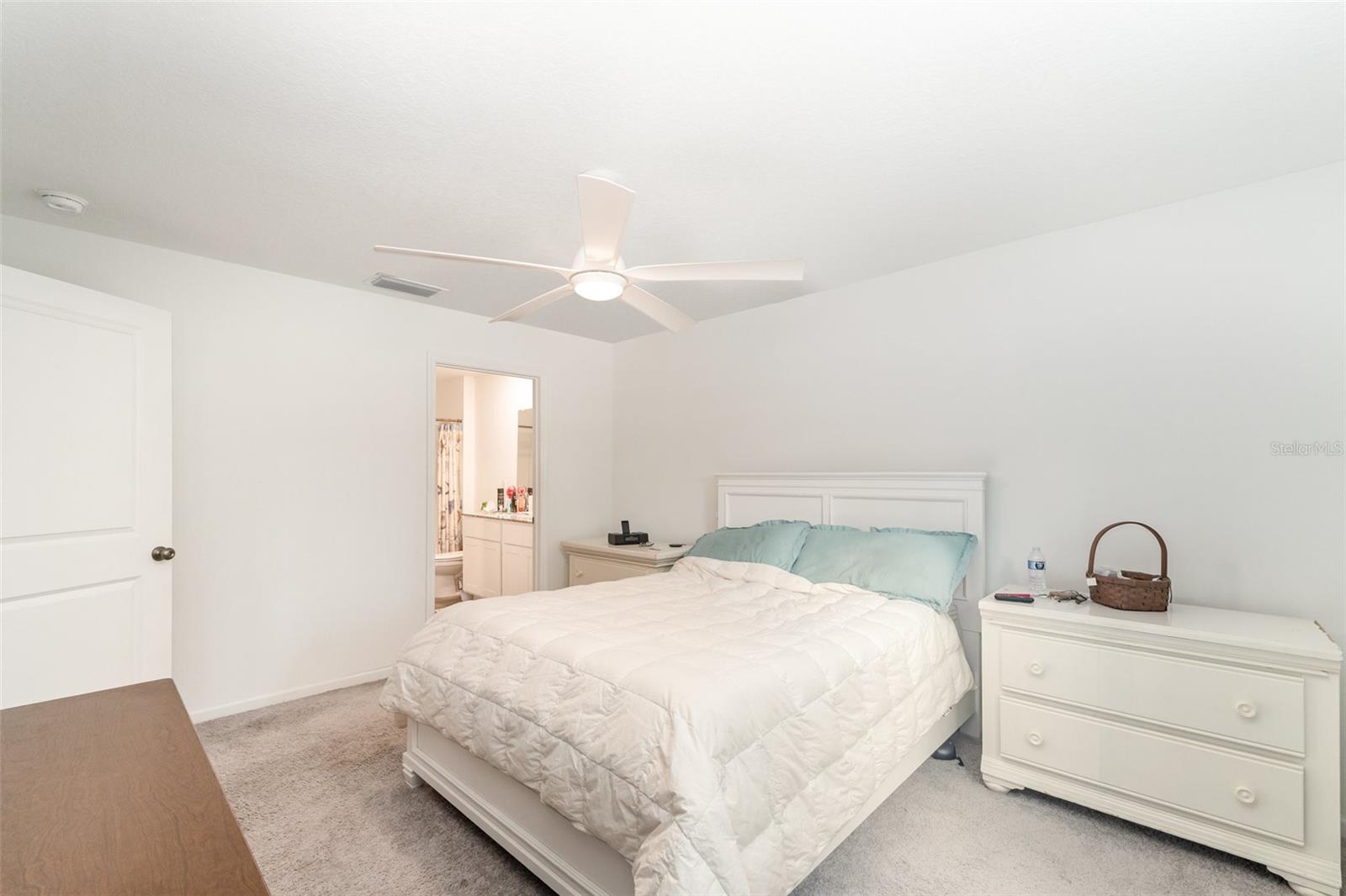 Listing photo id 12 for 7065 Heritage Drive