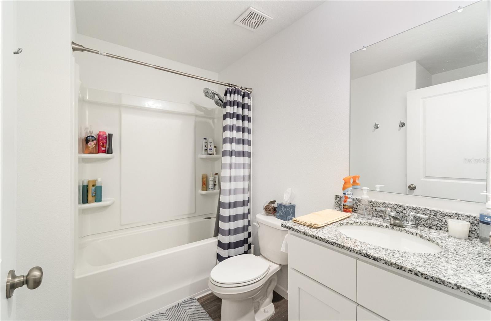 Listing photo id 17 for 7065 Heritage Drive