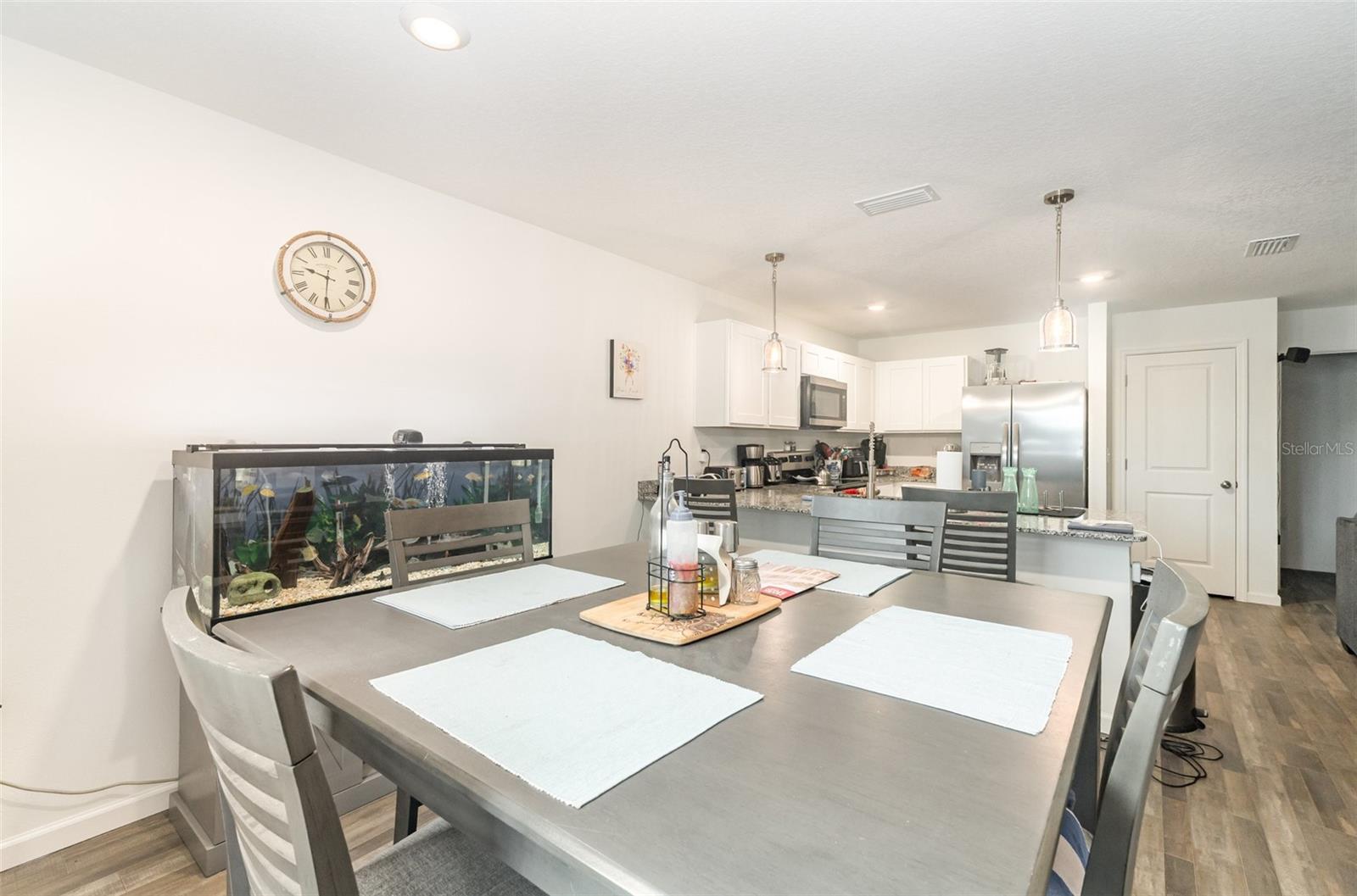 Listing photo id 5 for 7065 Heritage Drive