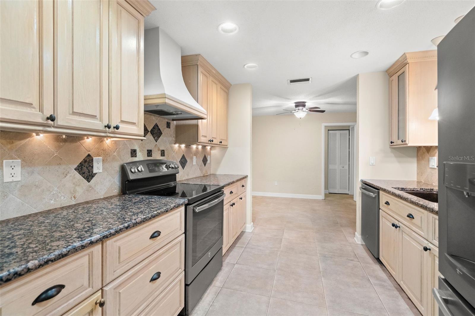 Image 17 of 37 For 2592 14th Avenue Sw