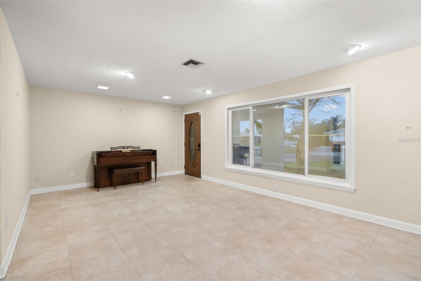 Image 8 of 37 For 2592 14th Avenue Sw