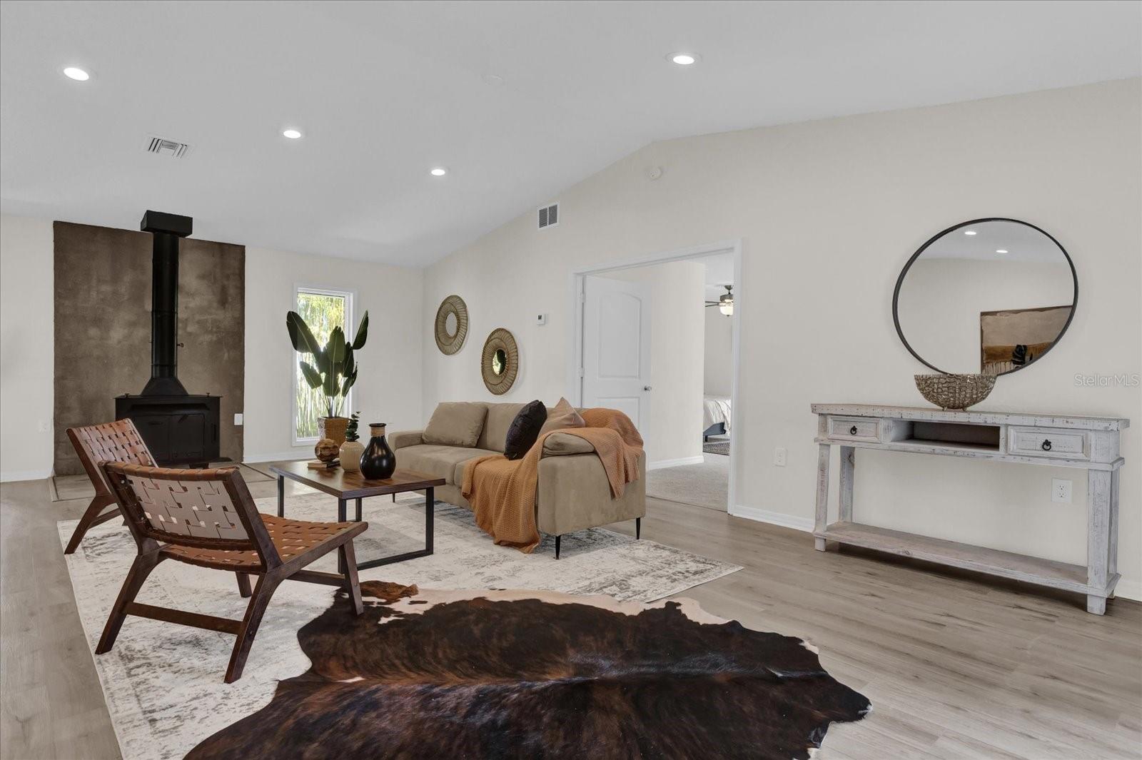Image 4 of 26 For 13128 Devonshire Road