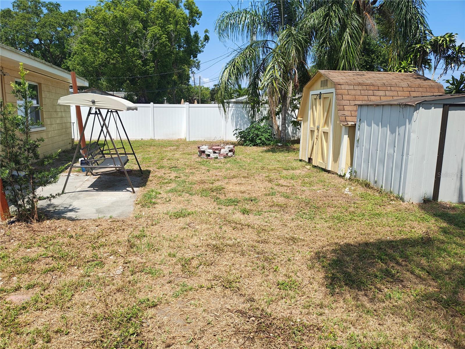 Listing photo id 17 for 11301 110th Terrace